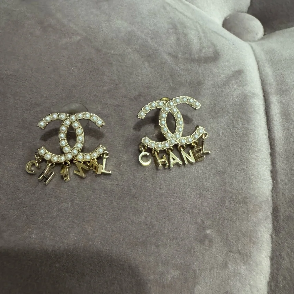 Gorgeous Chanel charm earrings gold pearl - Picture 2 of 3